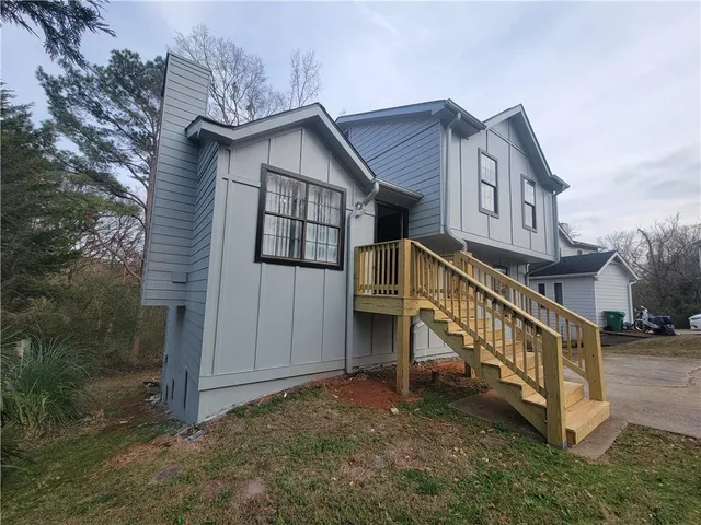 a view of a house with a yard