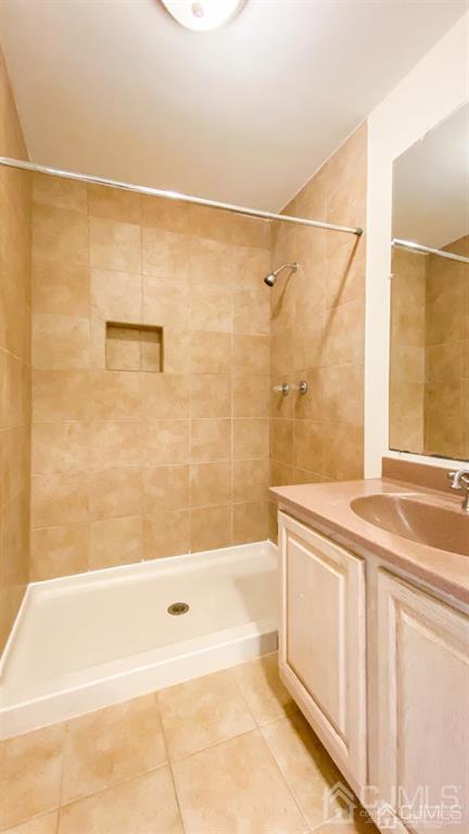 701 Jesse Way Piscataway, NJ 08854 - Photo 10 of 16 a bathroom with a sink and a bathtub