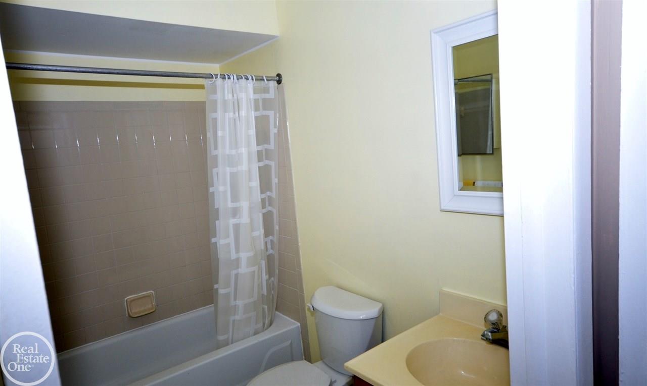 1552 Porter Circle Rochester, MI 48307 - Photo 10 of 21 First Full Bath