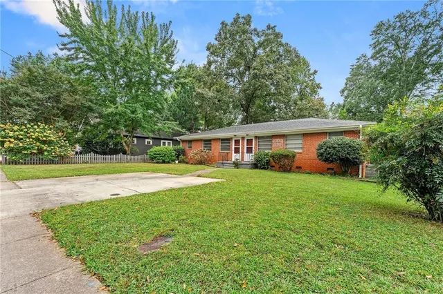 a view of a house with a backyard