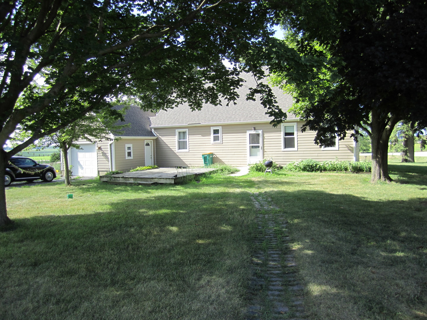 38 Highway Maple Park, IL 60151 - Photo 5 of 29 a house view with garden space
