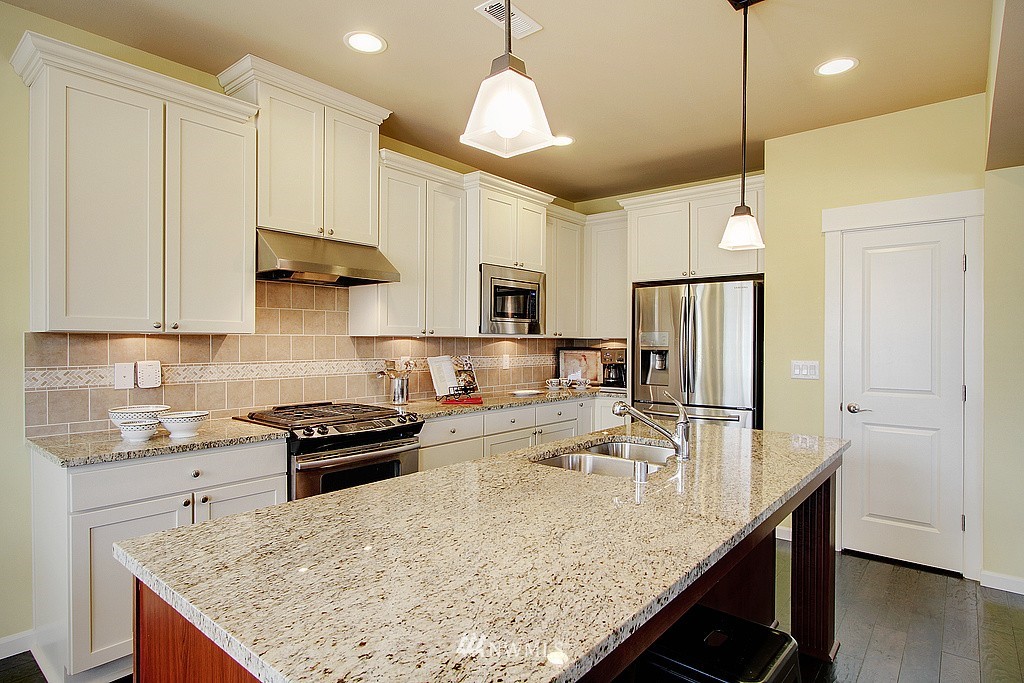 5606 Northeast 8th Place Renton, WA 98059 - Photo 7 of 25