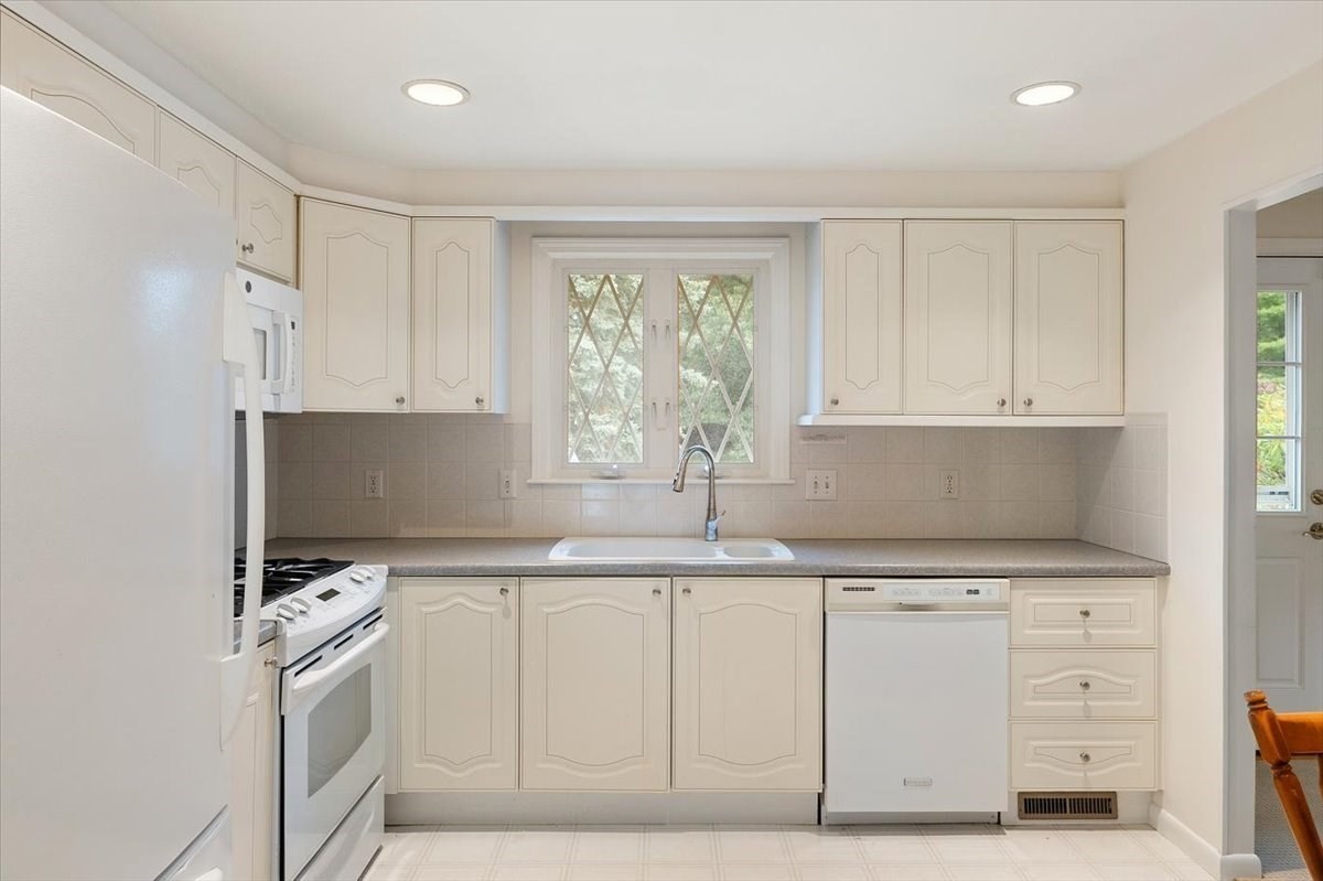 54 Apple D’Or Road Framingham, MA 01701 - Photo 11 of 31 Gallery Image 11