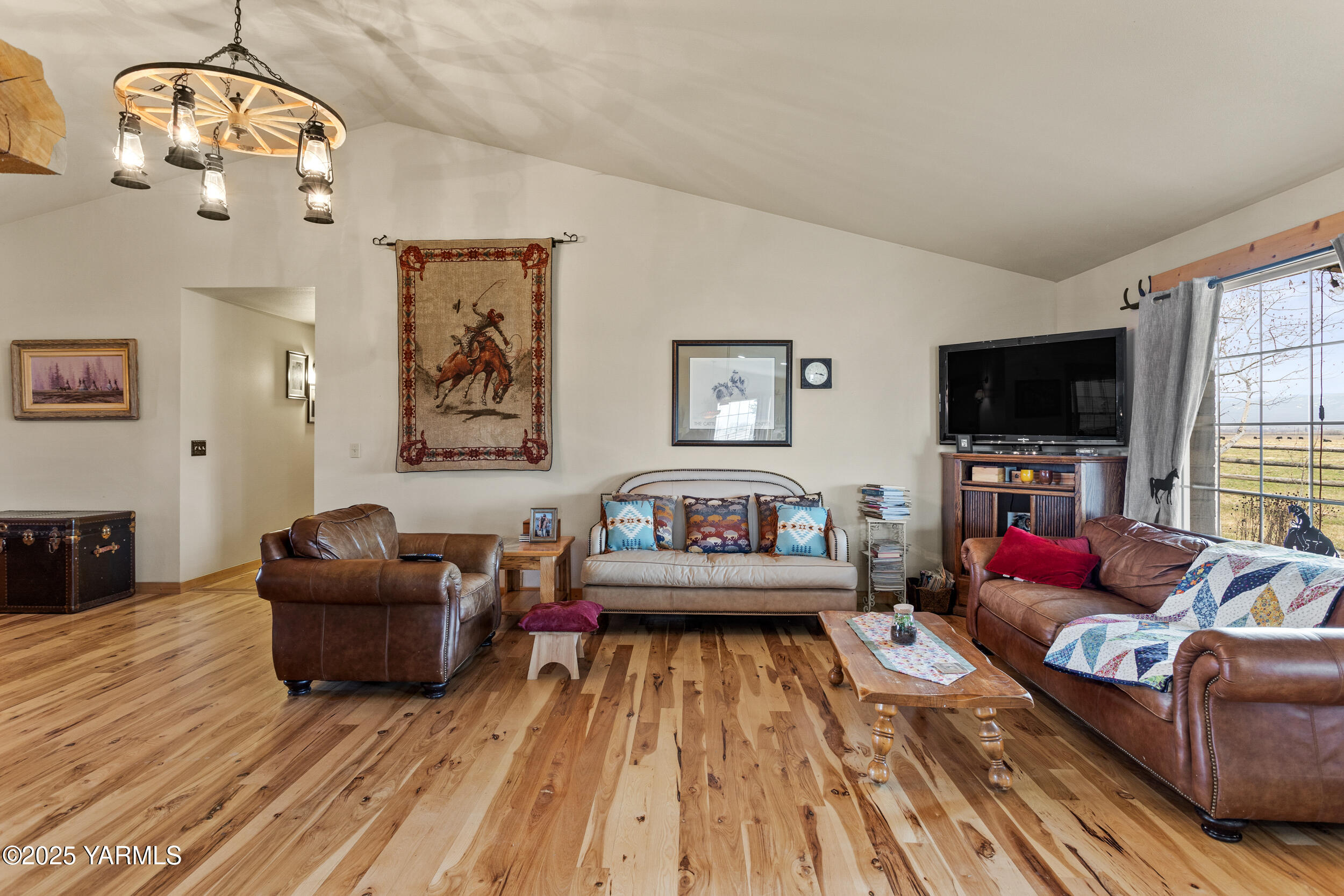 12004 Branch Road Harrah, WA 98933 - Photo 14 of 71 a living room with furniture and a flat screen tv