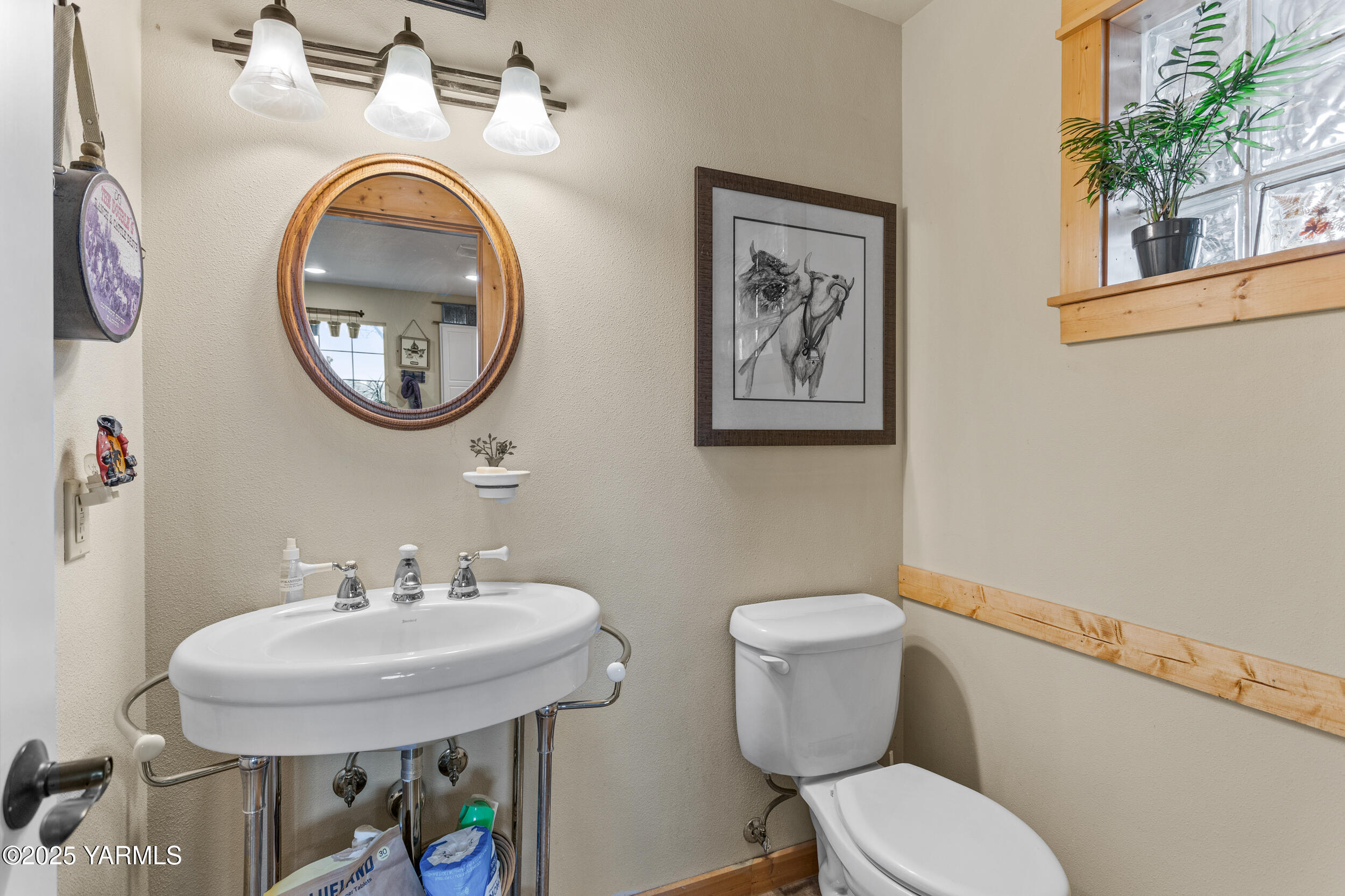 12004 Branch Road Harrah, WA 98933 - Photo 24 of 71 a bathroom with a toilet and a sink