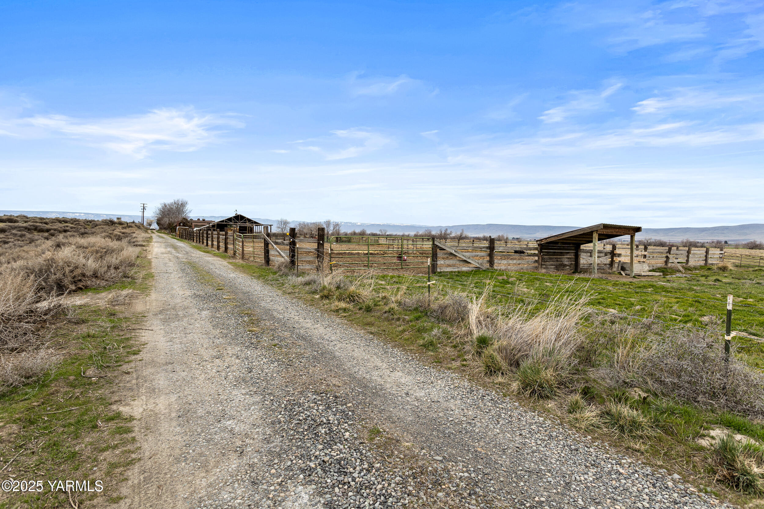 12004 Branch Road Harrah, WA 98933 - Photo 33 of 71 a view of a big yard with an ocean view