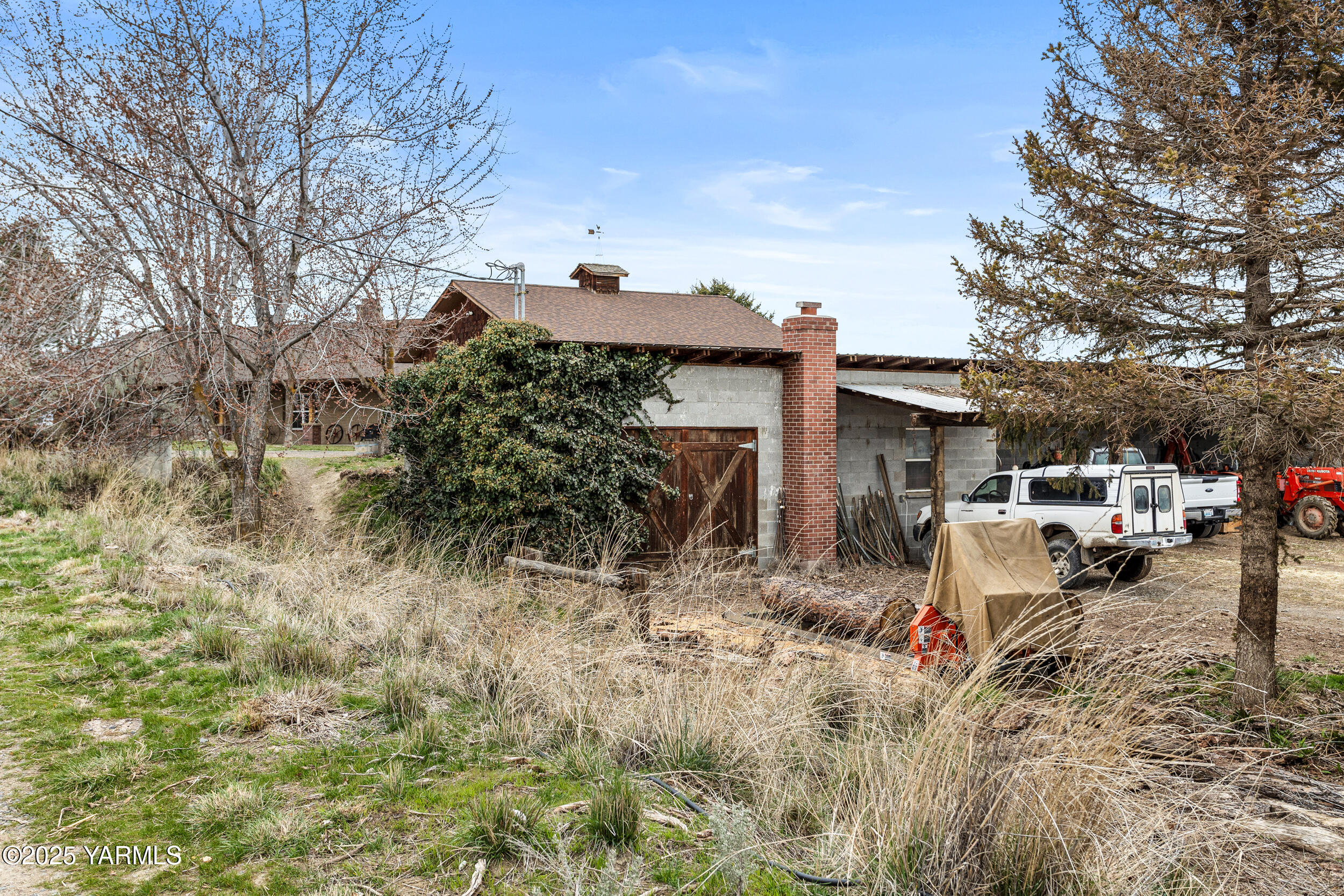 12004 Branch Road Harrah, WA 98933 - Photo 40 of 71 a view of a house with a yard and sitting area