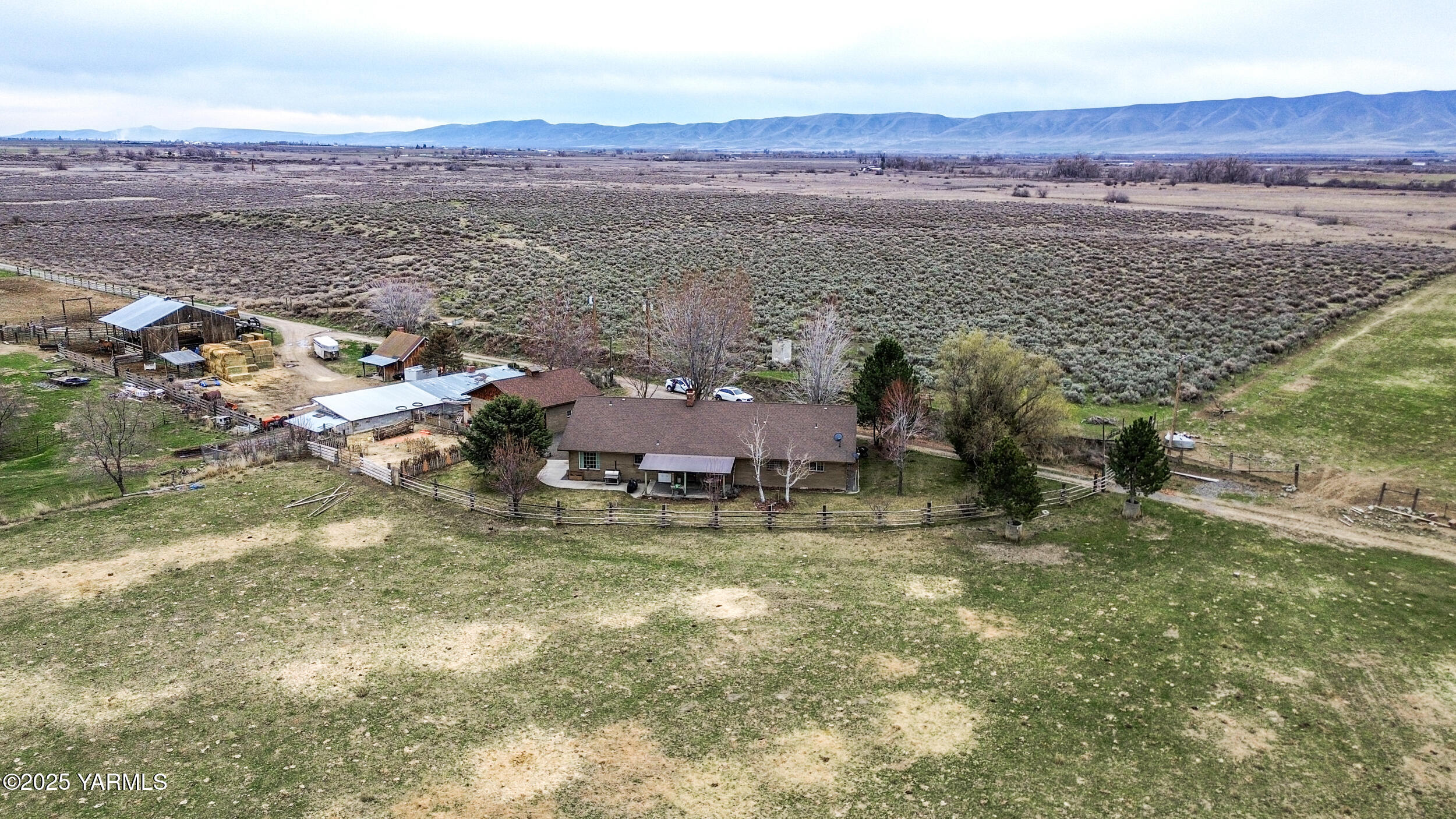 12004 Branch Road Harrah, WA 98933 - Photo 62 of 71 a view of city and mountain