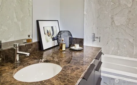 $999,000 | 737 Olive Way, Unit 2905, Seattle, WA 98101