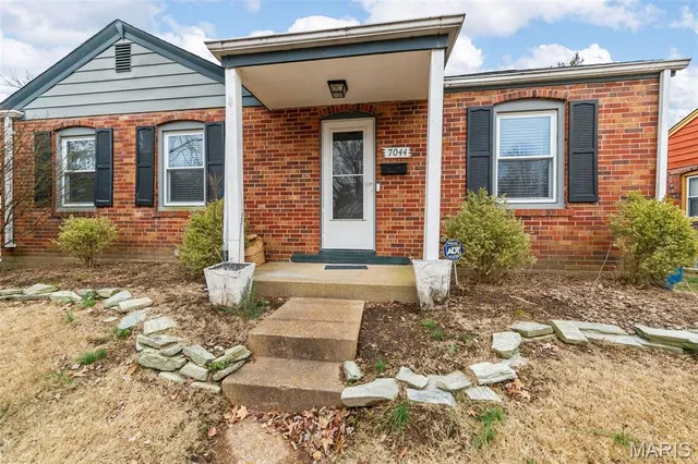 $290,000 | 7044 Holly Hills Avenue, St. Louis, MO 63123