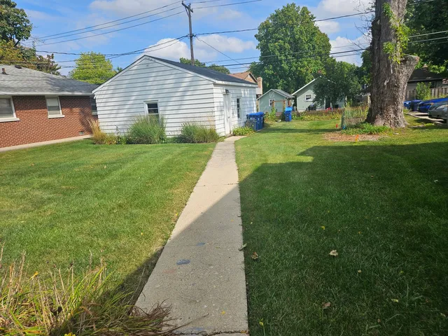 a view of a house with a yard