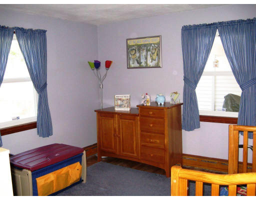72 Oak Hollow Road Springfield, MA 01128 - Photo 10 of 14 a room with furniture and window