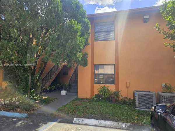 $2,400 | 6425 West 27th Court, Unit 1046, Hialeah, FL 33016