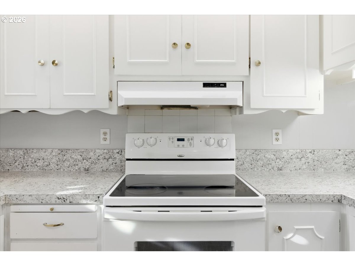 5422 Portland Road Northeast, Unit 33 Salem, OR 97305 - Photo 11 of 28 a stove top oven sitting inside of a kitchen