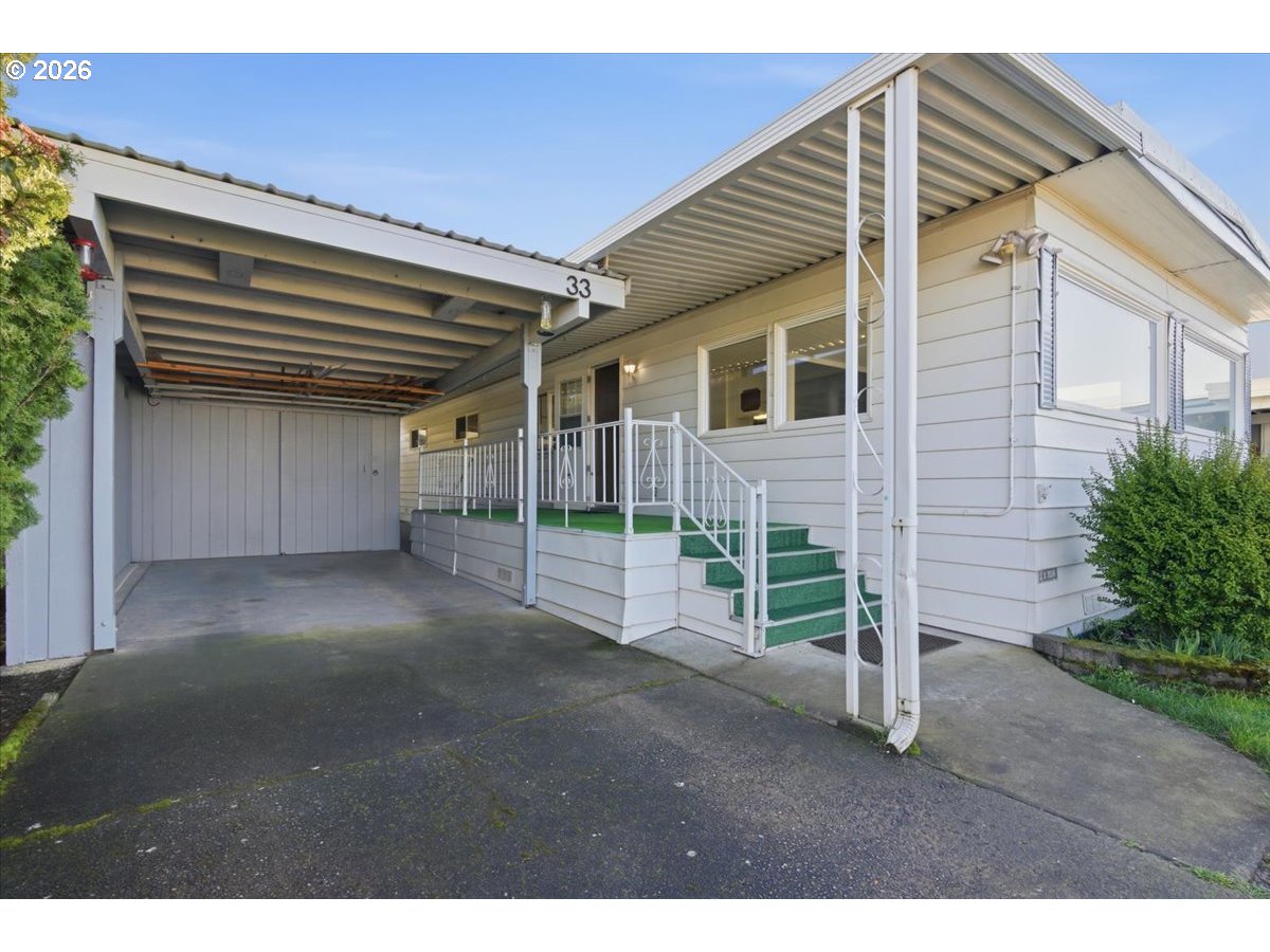 5422 Portland Road Northeast, Unit 33 Salem, OR 97305 - Photo 2 of 28 a view of back yard of the house