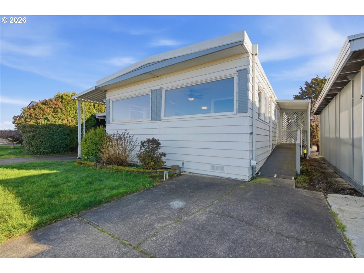5422 Portland Road Northeast, Unit 33 Salem, OR 97305 - Photo 25 of 28 a view of a house with a yard