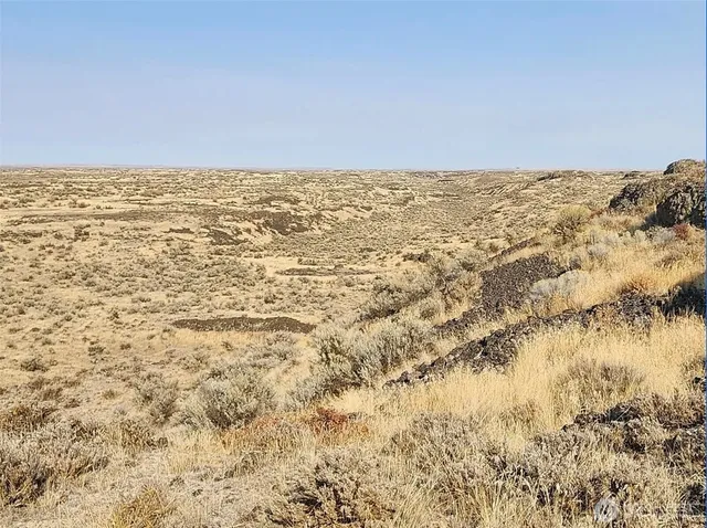 a view of a bath room