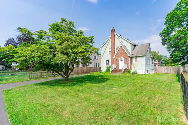 a view of a house with backyard and garden