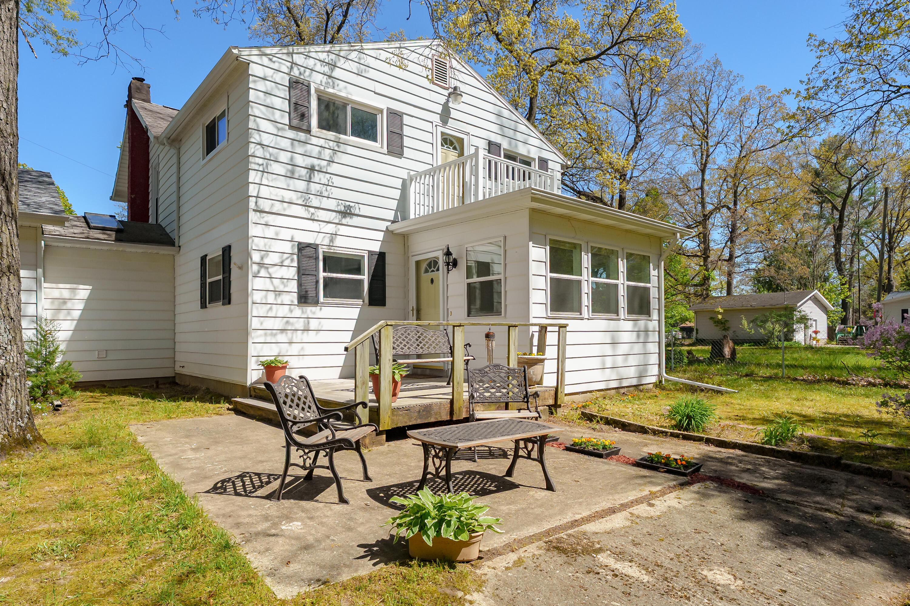 52320 Sheridan Road Paw Paw, MI 49079 - Photo 36 of 44 Exterior lounge area
