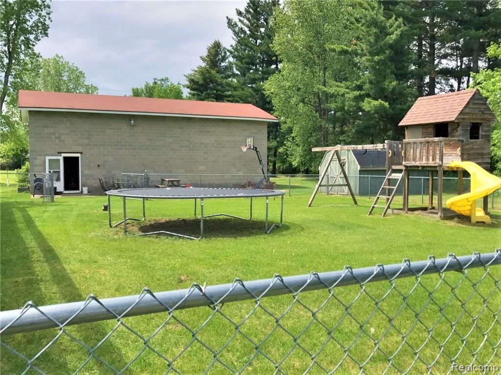 8055 East Carpenter Road Davison, MI 48423 - Photo 8 of 22 8055 carpenter back yard 2.jpg