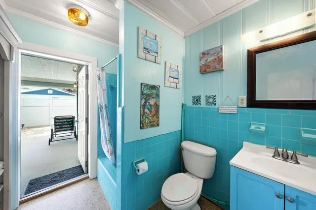 a livingroom with furniture and a potted plant