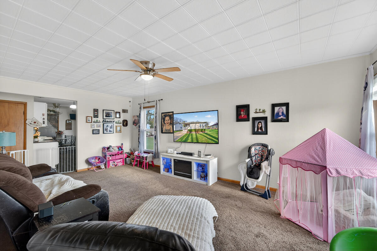 2600 Arthur Avenue Racine, WI 53405 - Photo 3 of 20 Living Room