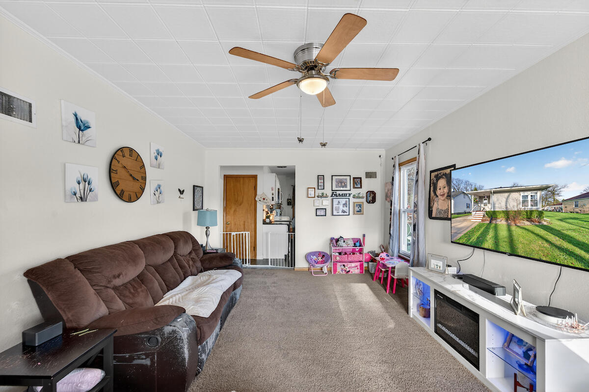 2600 Arthur Avenue Racine, WI 53405 - Photo 4 of 20 Living Room2