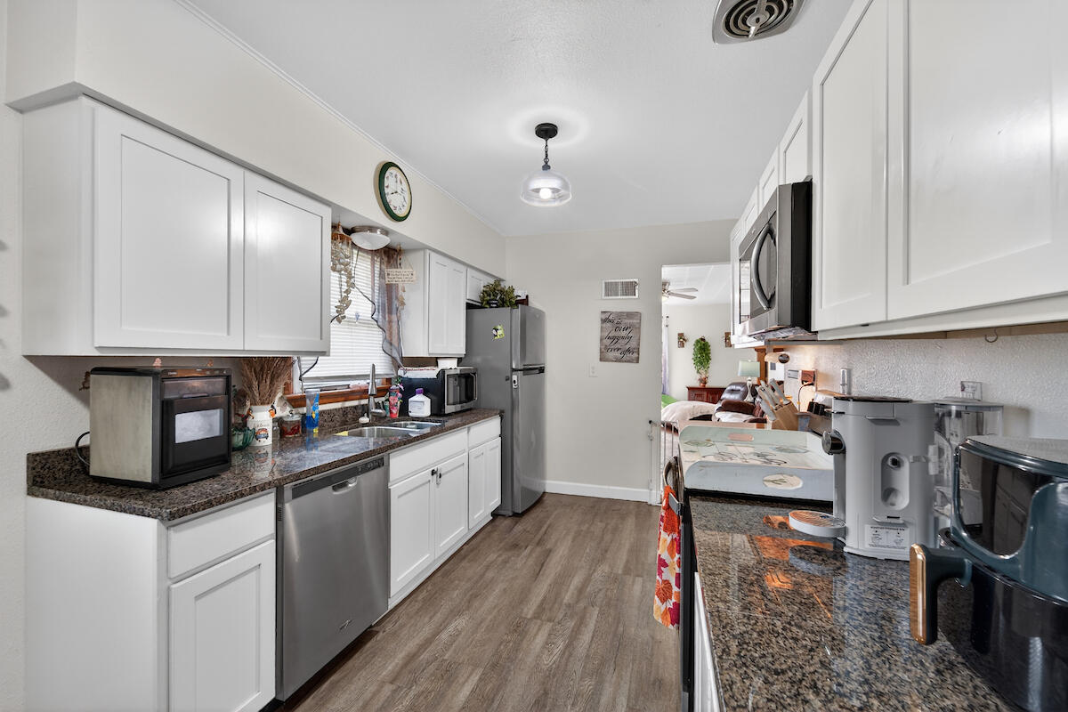 2600 Arthur Avenue Racine, WI 53405 - Photo 6 of 20 Kitchen