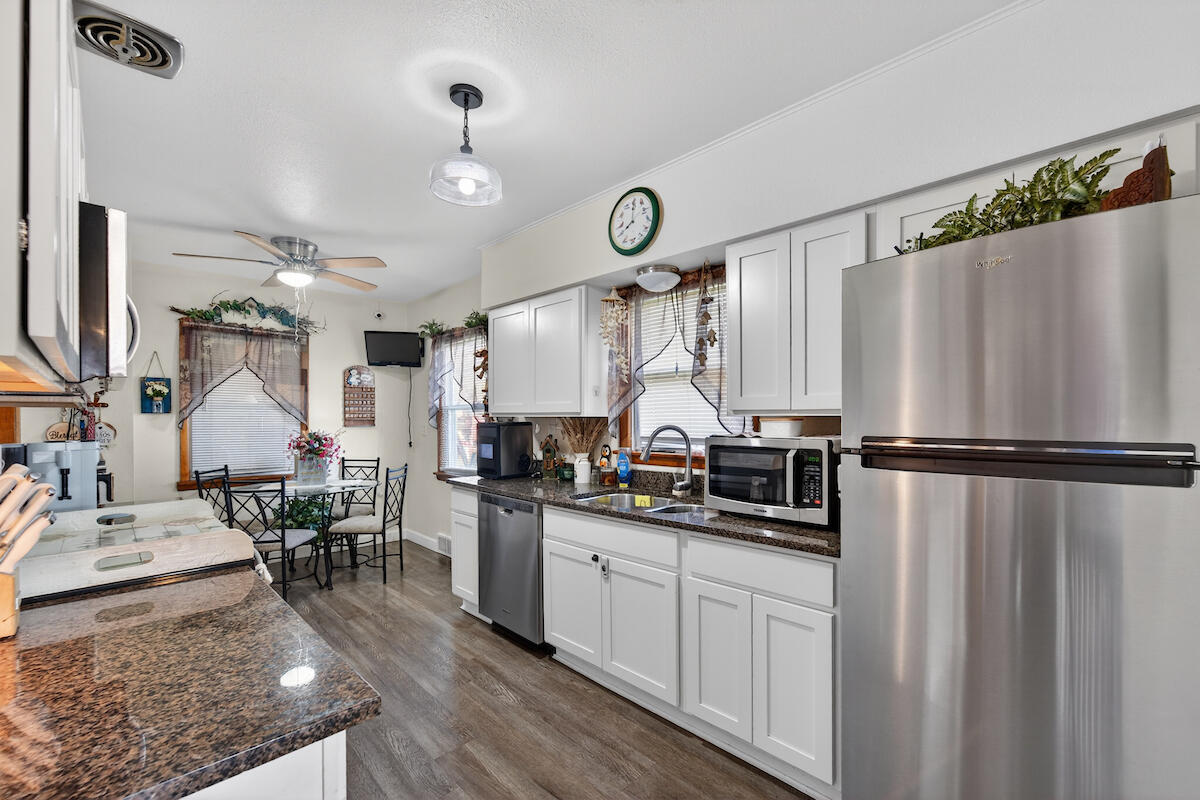 2600 Arthur Avenue Racine, WI 53405 - Photo 8 of 20 Kitchen3