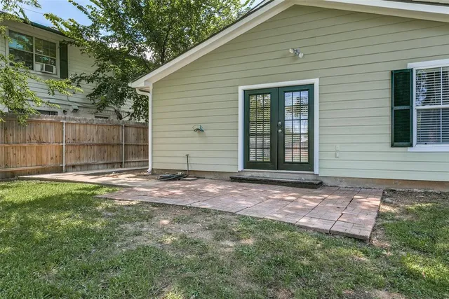 a view of a house with a backyard