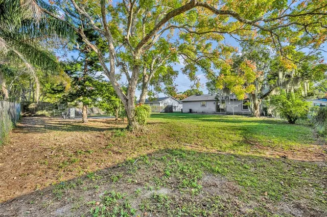 a view of a house with yard