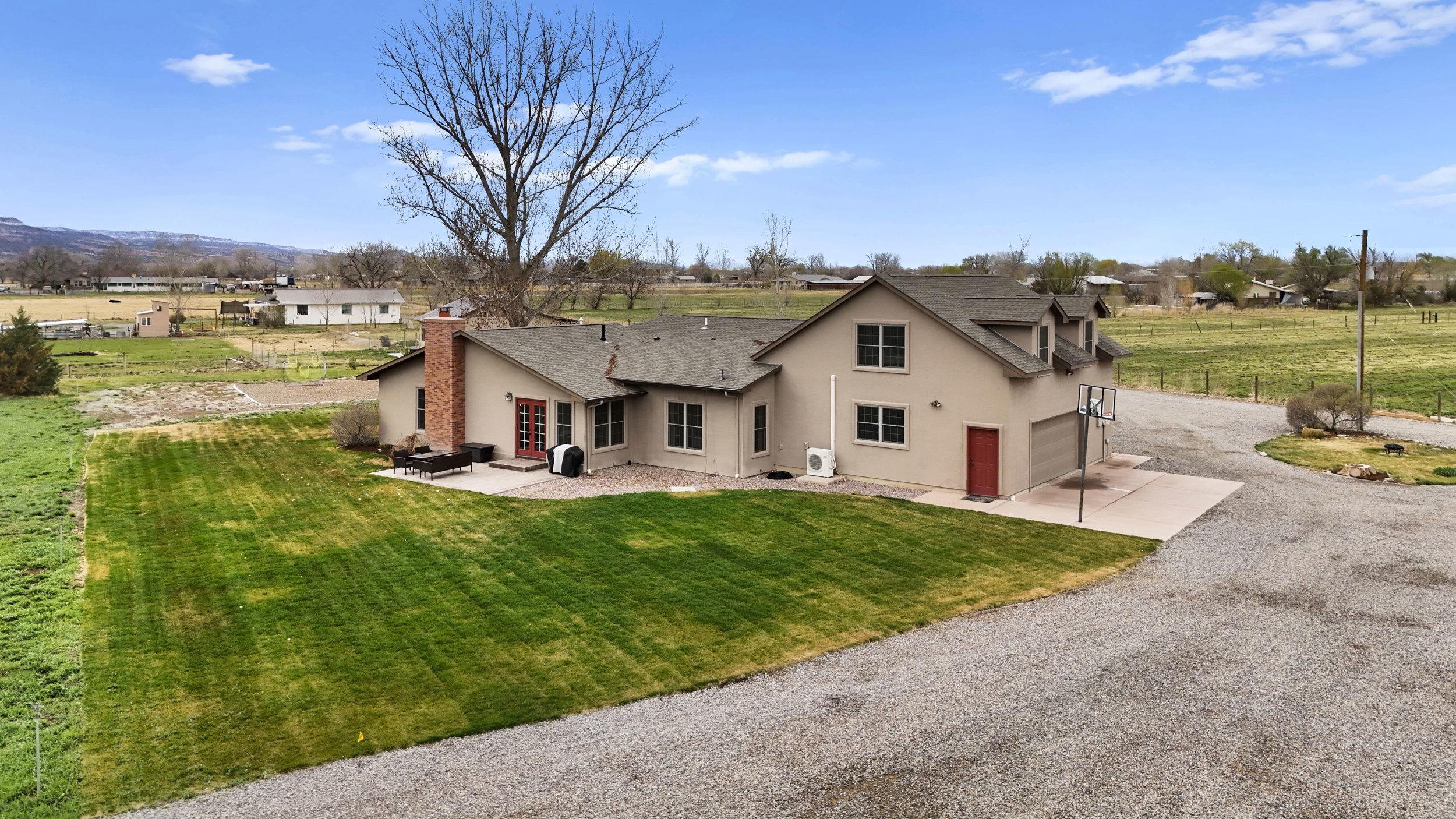 862-20 1/2 North 1/2 Road Fruita, CO 81521 - Photo 33 of 34 a view of a house with pool and a yard