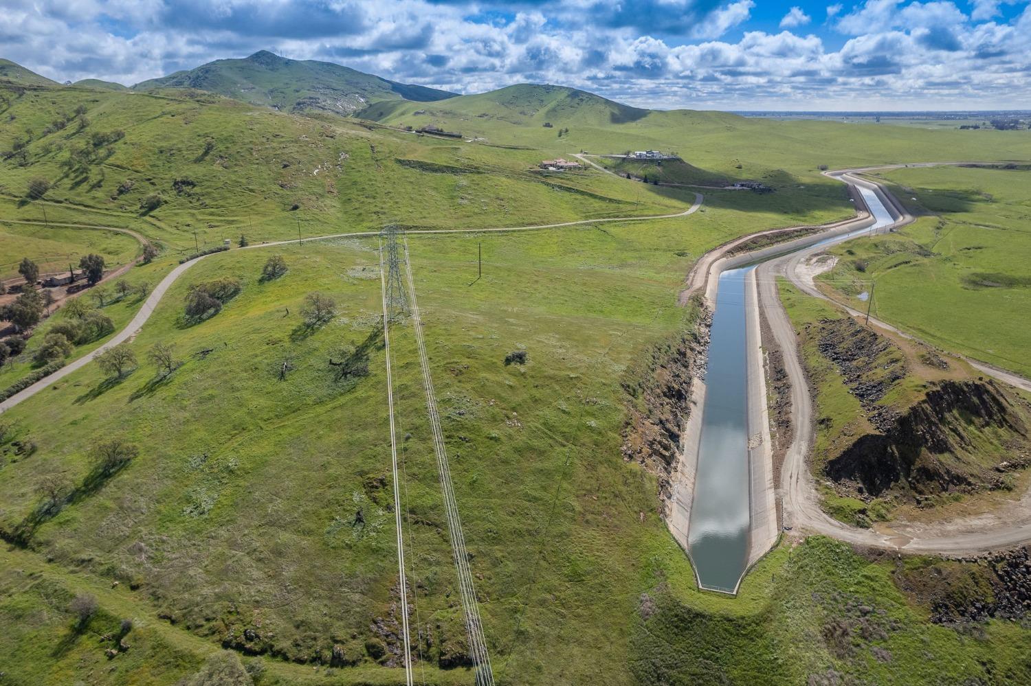 1 Summit Mountain Road Clovis, CA 93619 - Photo 3 of 13 a view of a bathroom