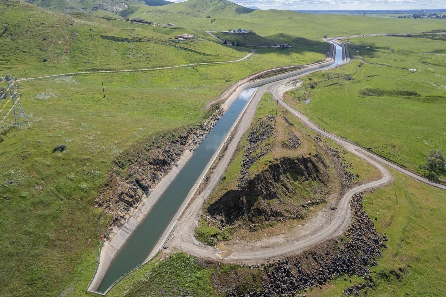 1 Summit Mountain Road Clovis, CA 93619 - Photo 5 of 13 a view of a swimming pool with a yard