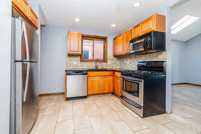 $2,200 | 807 South Claremont Avenue, Unit 3, Chicago, IL 60612