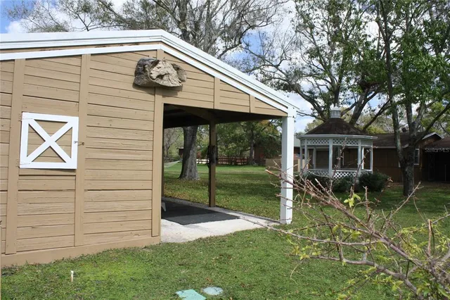 a view of a house with backyard