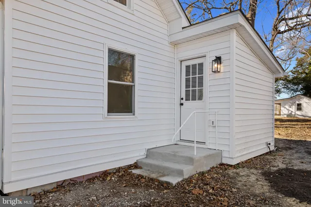 a view of house with backyard