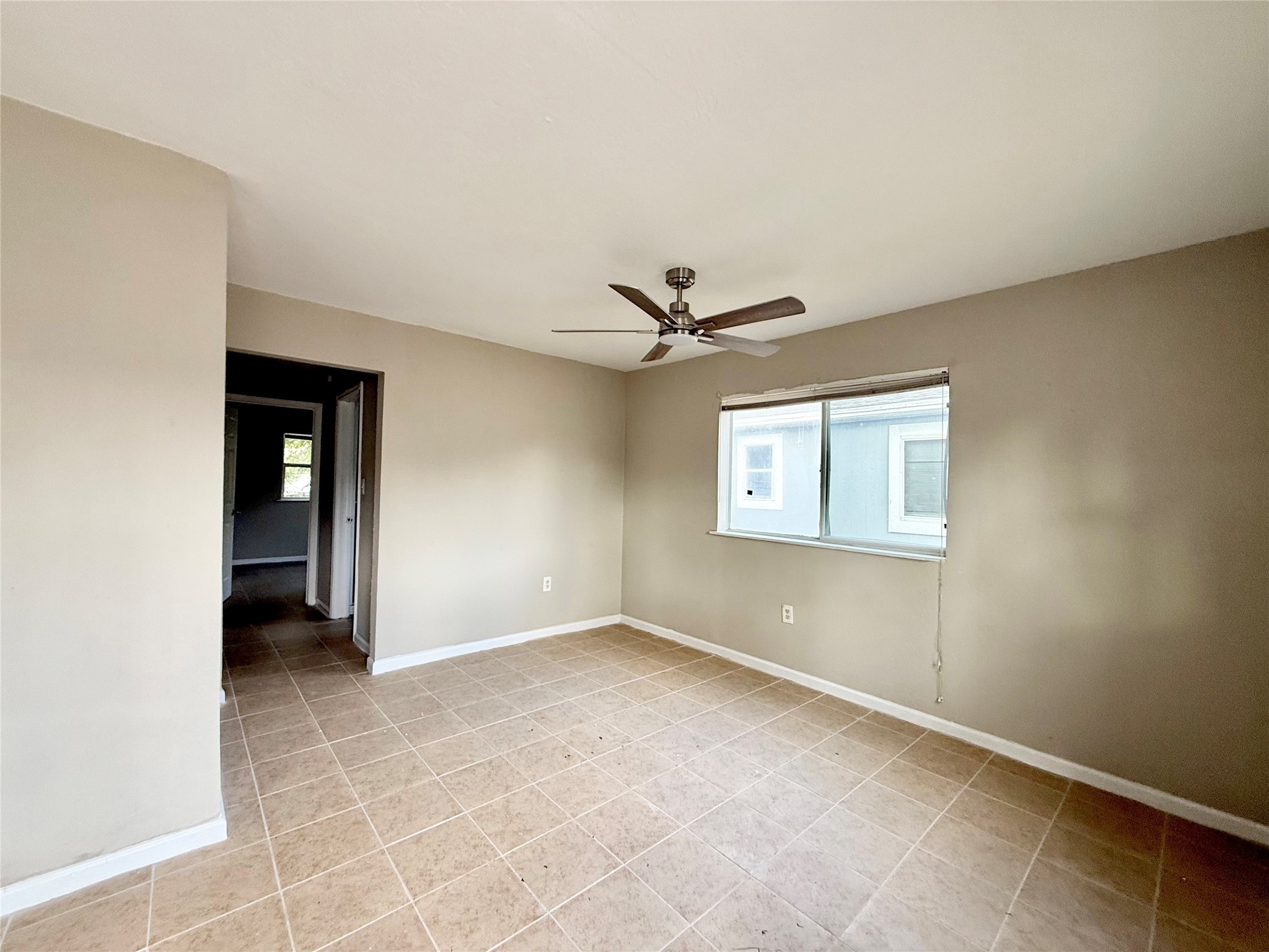 3914 Hoffman Street, Unit B Houston, TX 77026 - Photo 3 of 8 Living Room