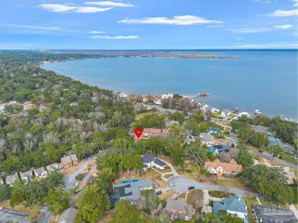 a picture of a book shelf