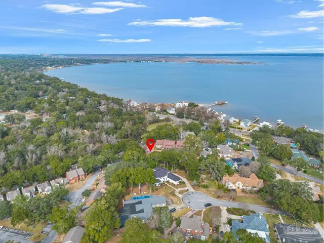 a picture of a book shelf