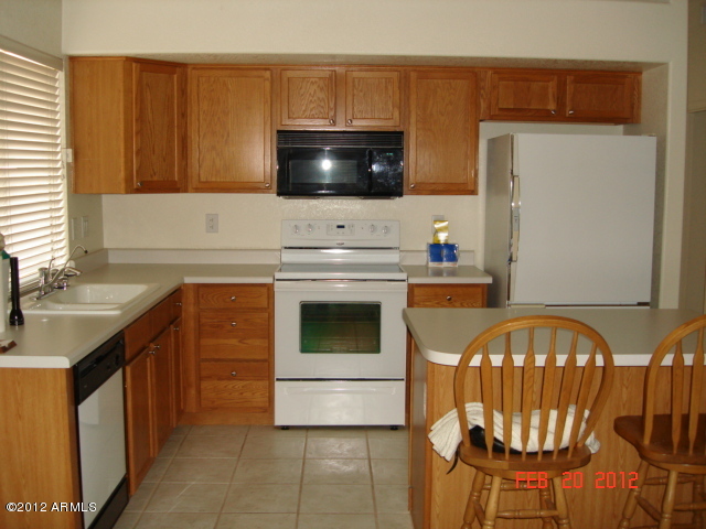 1064 South Riata Street Gilbert, AZ 85296 - Photo 2 of 13 Kitchen