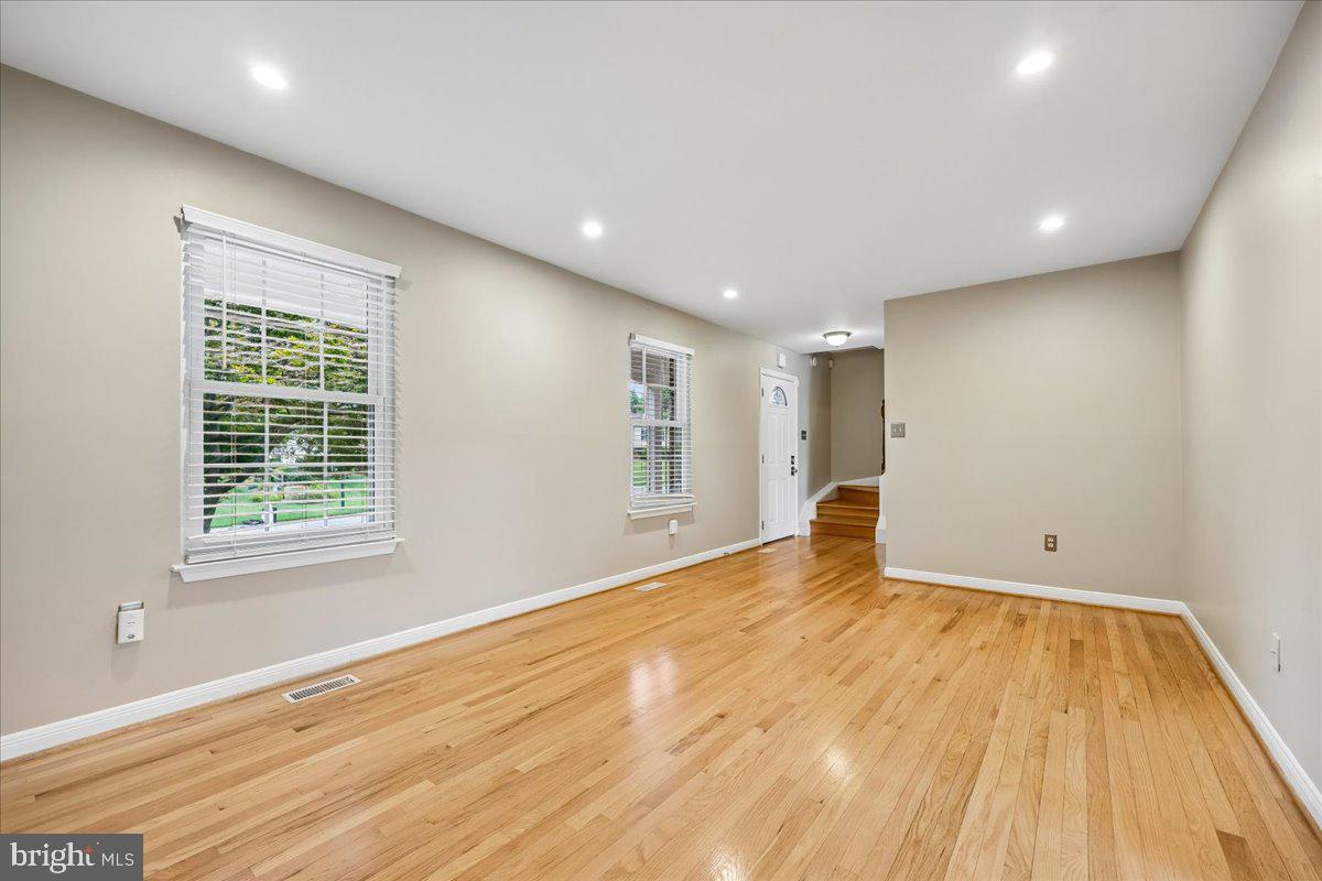 10417 Carlyn Ridge Road Damascus, MD 20872 - Photo 7 of 40 Living Room