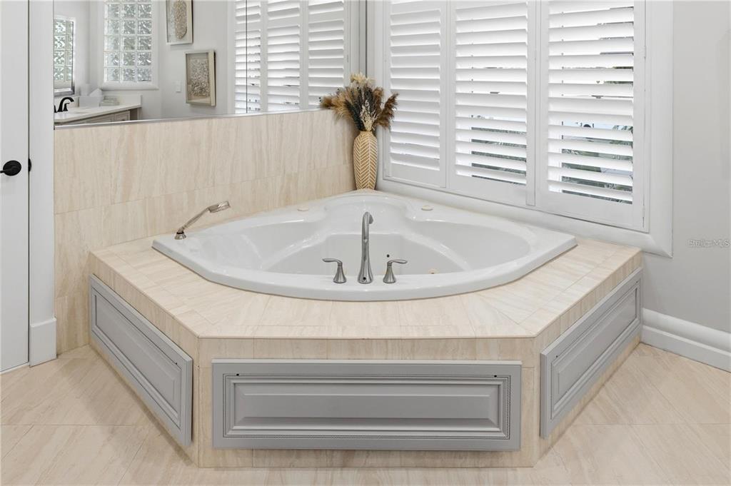 4034 Roberts Point Road Sarasota, FL 34242 - Photo 58 of 98 Gallery Image 58