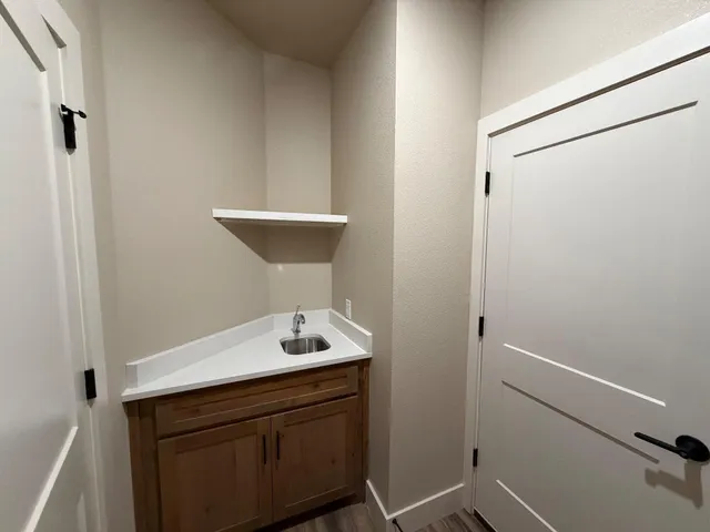 $2,400 | 409 Essex Lane, Wolfforth, TX 79382