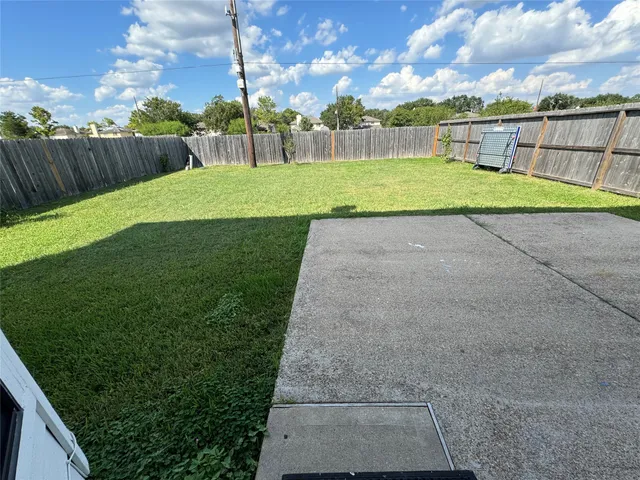 a view of a backyard