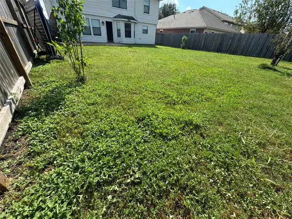 a view of a yard in front of house
