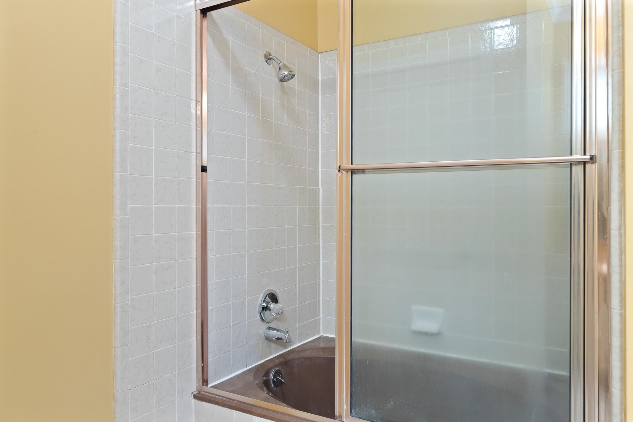 1683 Kimbrough Road Germantown, TN 38138 - Photo 19 of 34 Full bath featuring enclosed tub / shower combo