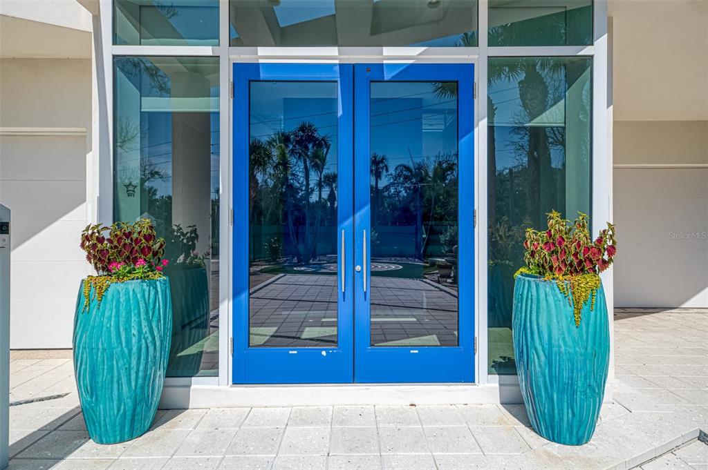 7410 Manasota Key Road Englewood, FL 34223 - Photo 3 of 45 a room with a flower garden and entryway