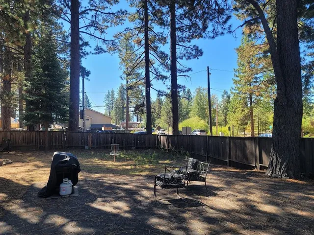 a view of a back yard