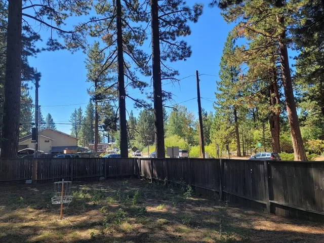 a view of a backyard